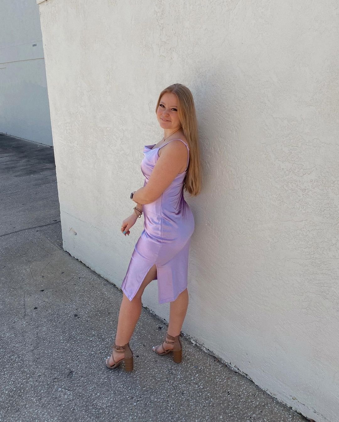 Florida slut showing feet #S64yk3Zr