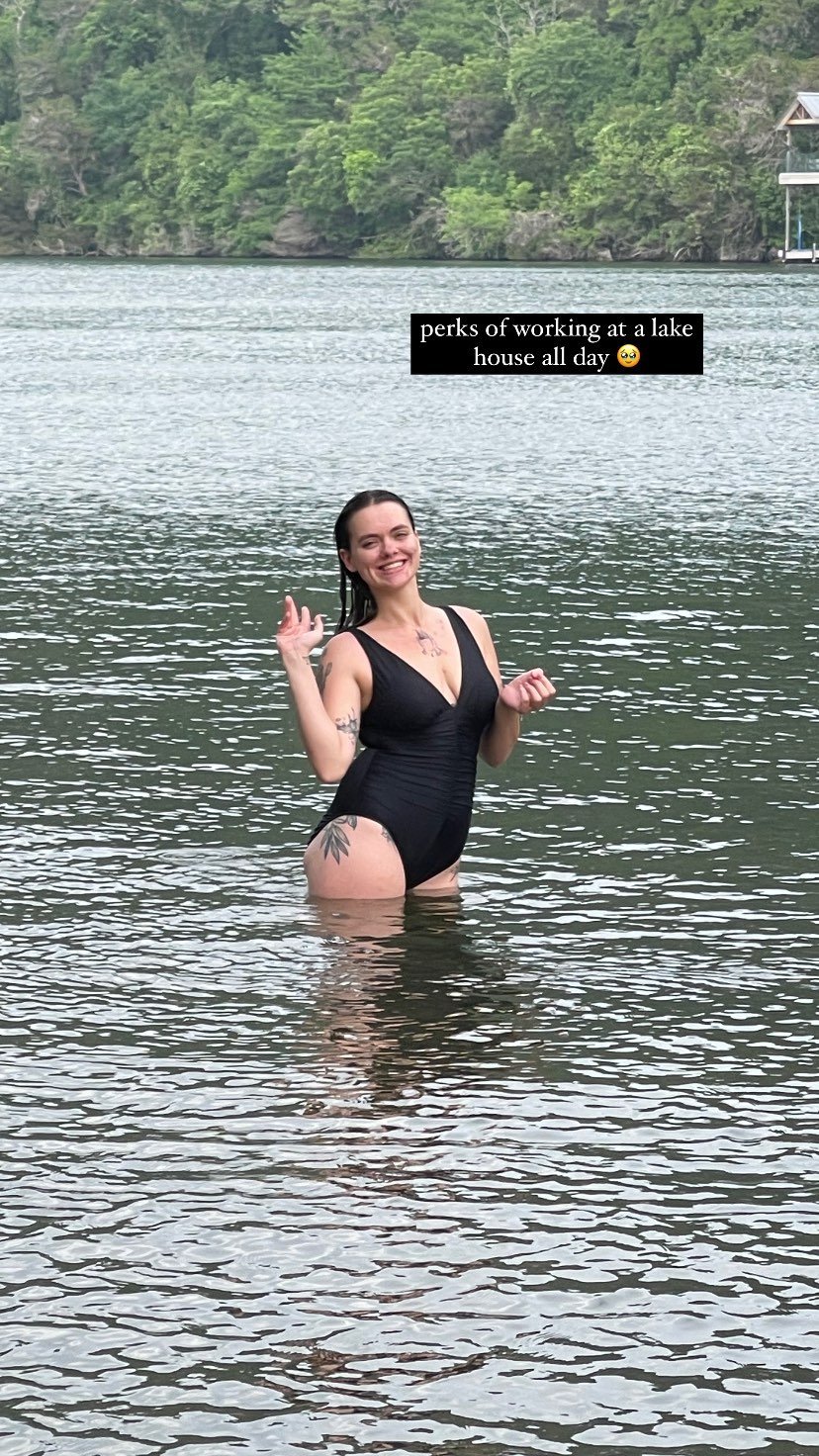 S0FI3 The Busty Brunette #8hfLwOCn