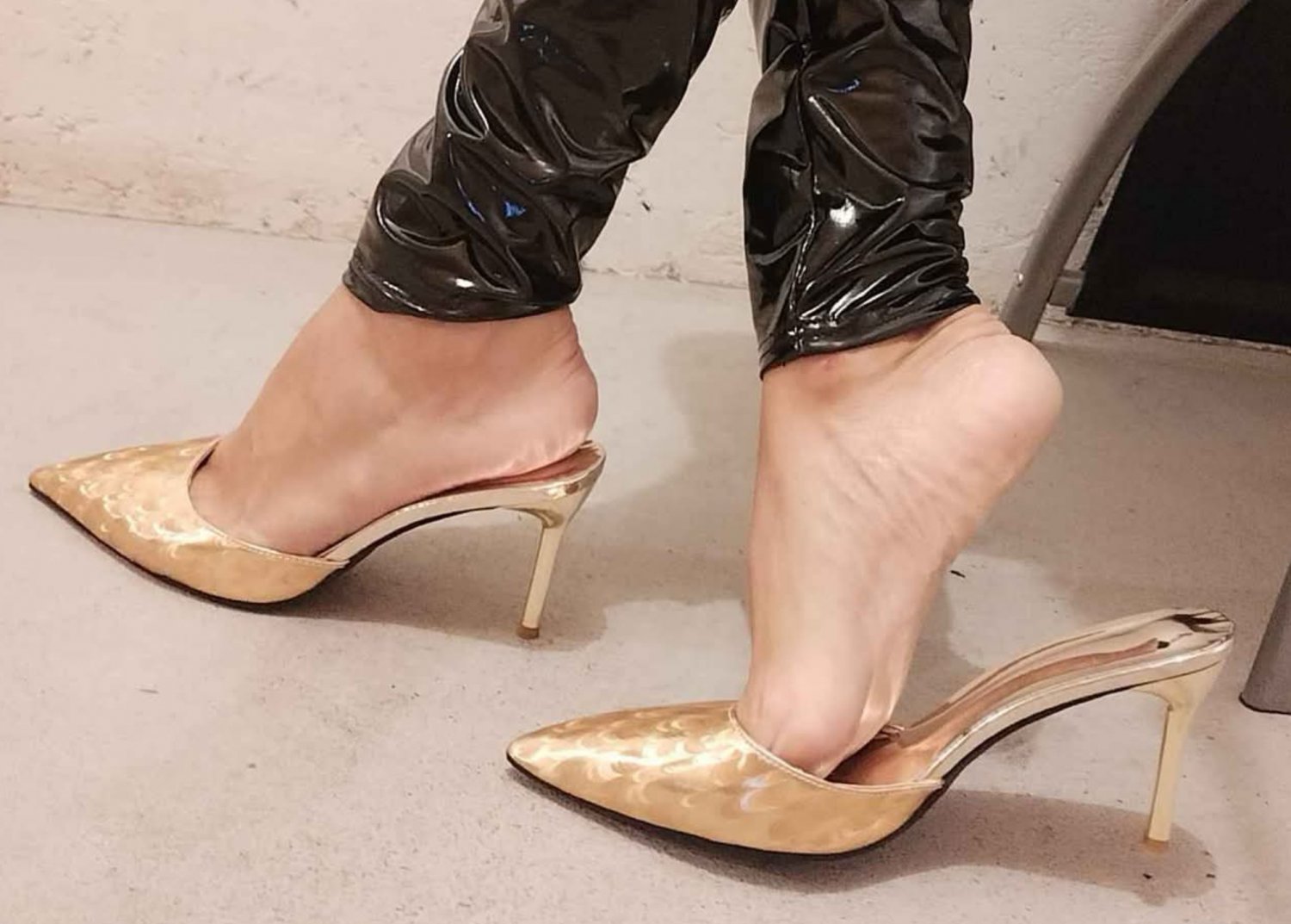 Sexy Feet in golden Mules 🦶🏼👡😋 #27pFqCbX